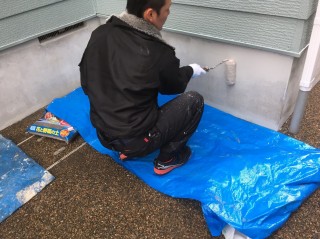 基礎ガードという基礎専用の塗料を2回塗り行います。