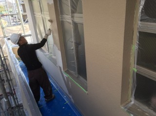 中塗り塗装は戸建てでもよく使用しているプレミアムシリコンです。