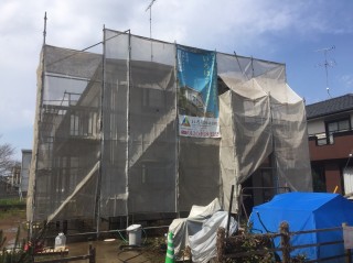 足場組立工事！富里市で屋根・外壁塗装着工です！