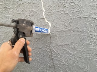外壁のひび割れはスムースエポを使用して補修します。