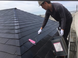 屋根は4工程で塗装！特にケレンで削った箇所にはたっぷりと吸い込ませていきます。