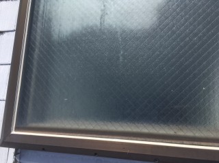 天窓のパッキン部分も劣化が起きると雨漏りの原因となるためコーキング処理を行います。