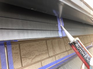 劣化すると雨水の入り込みやすい破風板の継目もコーキング処理！
