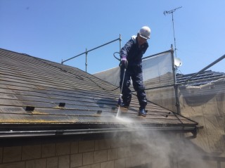 屋根の高圧洗浄から開始です！