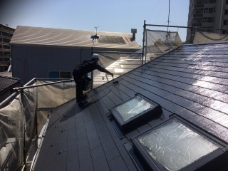 最後に上塗り塗装を行い、屋根完了です！