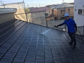 屋根は瓦なので洗浄作業で汚れを洗い流します。