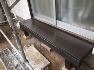 縁台は木製！腐食しやすい箇所なのでこちらの塗装も大事です。