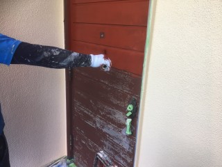 塗膜が剥がれてきてしまった玄関ドアや…