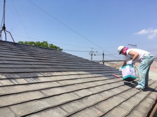 洗浄後の屋根に下塗り塗装1回目を行っているところです。屋根材に吸収されてあっという間に乾いていきます(^_^;)