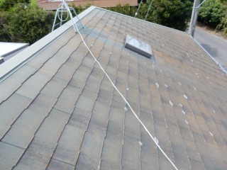 平屋の屋根のみの塗装となります！まずは広くコケが生えてしまった屋根を洗浄！