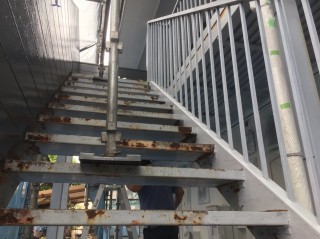 鉄骨階段も同じ工程でケレンからの錆止め塗装です。