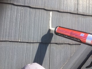 屋根はまずひび割れの補修から！