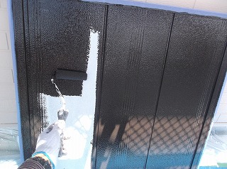 こちらは雨戸塗装！下塗り後の中塗り塗装中です。