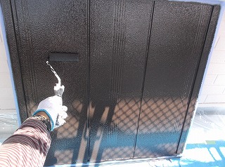 雨戸 上塗り塗装　この形状の雨戸は吹き付けではなくローラーで塗装できます(^^)