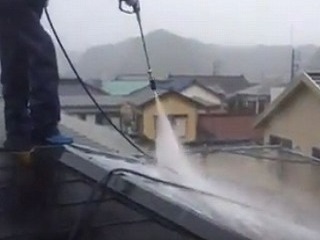 屋根高圧洗浄　あいにくのお天気で結構雨が降っています(^_^;)