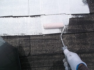 屋根 下塗り2回目開始です。2回目はホワイトです。