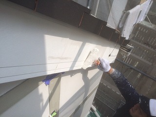 破風板塗装工事　艶消しの白を塗装