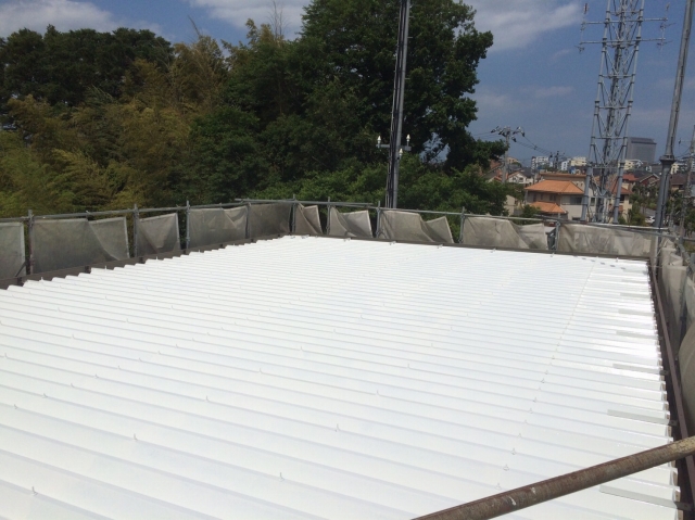折半屋根 遮熱塗料 サーモホワイト中塗り塗装後