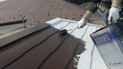 屋根 中塗り塗装中