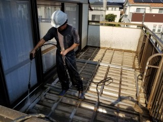 ベランダ下 折半屋根 高圧洗浄作業