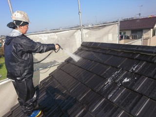 瓦屋根 高圧洗浄作業