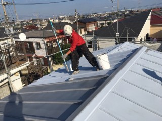 屋根ガイナ 上塗り塗装