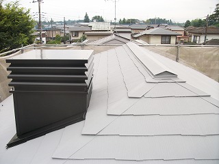 屋根上の鉄部も綺麗に塗装完了！