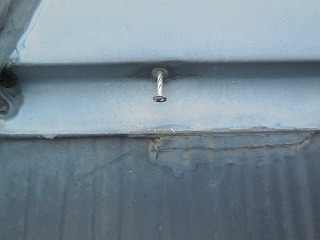 屋根もチェックした所、釘が浮き棟板金も外れかかっていました。