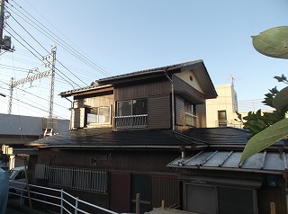 成田市で下屋根を補修後・塗装しました。