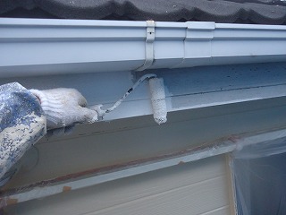 雨樋、破風板塗装　破風の木部は旧塗膜が剥がれだしていたのでケレン作業を念入りに行っています。