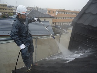 こちらは屋根を高圧洗浄しているところです。屋根は塗装しませんので今回は洗浄のみ！