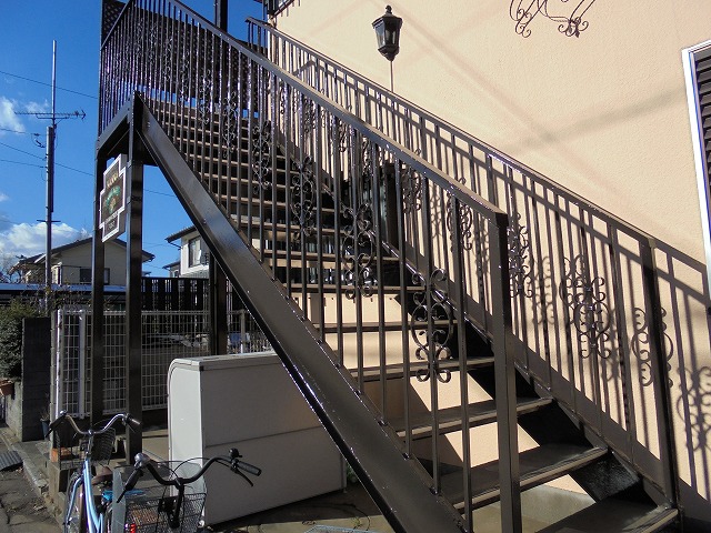 松戸市アパートで階段や手摺りなどの鉄部さび止め塗装！