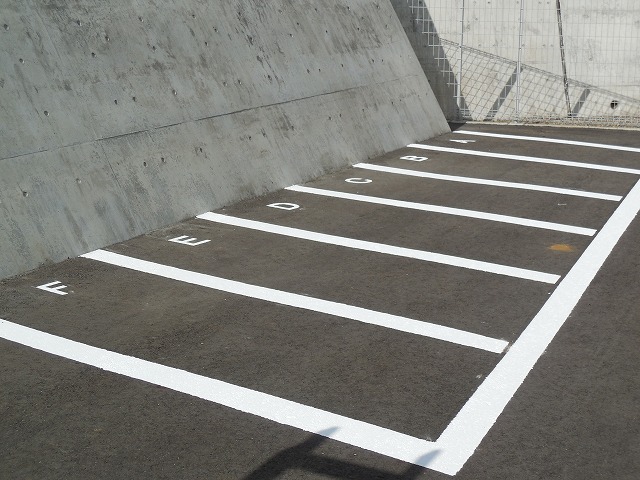 船橋市のマンションでバイク用駐車場塗装！