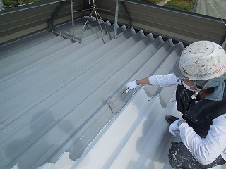 最後に上塗り塗装！断熱塗料ガイナの遮熱効果が折板屋根だとより効果的になります！