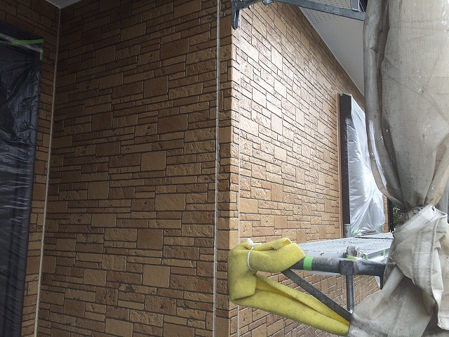 千葉市若葉区！硬化したシーリング打替とデザイン外壁にはクリア塗装！