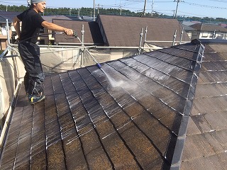 まずは屋根の洗浄から！コケが全面に広がっているのでバイオ洗浄です。