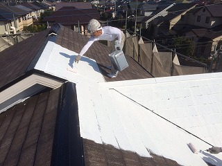 続いて屋根の下塗り塗装2回目！