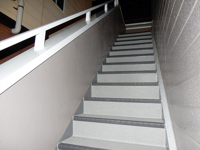 傷みやすい鉄骨階段もシート張り替え補修に錆止め塗装で長寿命！