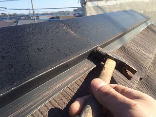 屋根は塗装前に下地処理から！板金の釘を打ちなおしてしっかり止めていきます。