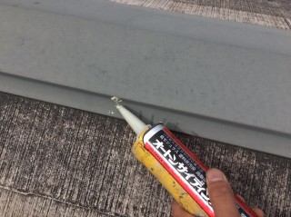棟板金の釘も打ち直し、コーキングで蓋をします。