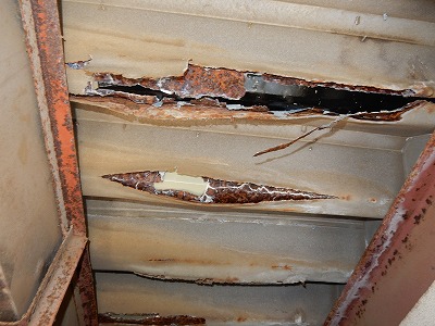 折板屋根の腐食部を下から見た状態
