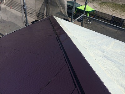 屋根 中塗り塗装 サーモニューワイン